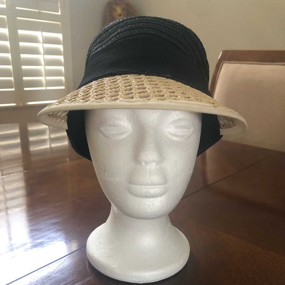NWT AUGUST ACCESSORIES HAT/VISOR ONE SIZE 🦋
